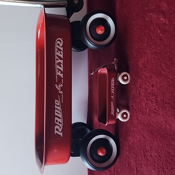 Set of 2, Radio Flyer Wagons. - Picture 5 of 9